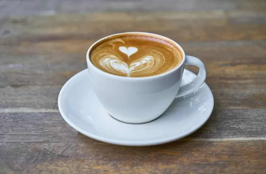 Kopi, salah satu makanan atau minuman yang membuatmu lebih cepat menua (foto: freepik/ freestockcenter)