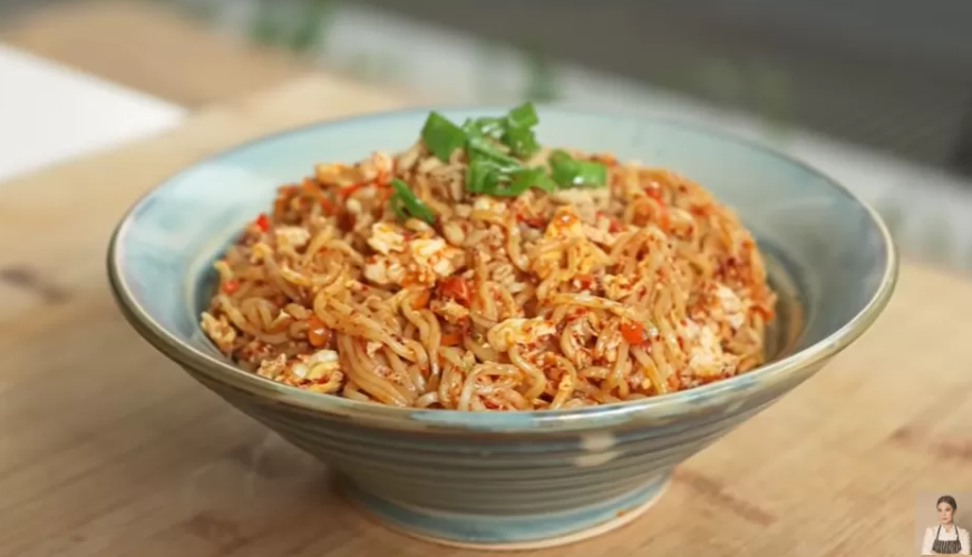 Resep mie setan yang pedas dijamin nampol./Youtube Devina Hermawan