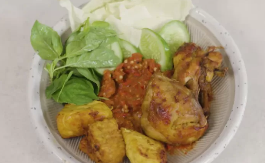 Resep Ayam Goreng Lamongan dengan Sambal yang Enak (foto: YouTube Willgoz Kitchen )