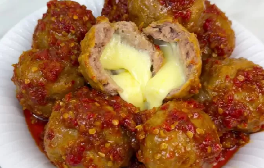 Resep Pentol Keju Mozarella yang Enak dan Lumer (foto: YouTube Ika Mardatillah )