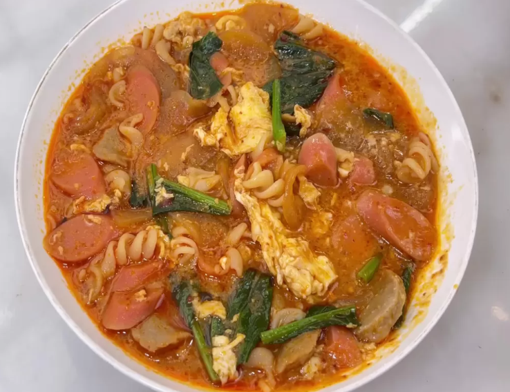 Seblak Kuah Pedas Merah. (Dok. Youtube Ika Mardatillah)