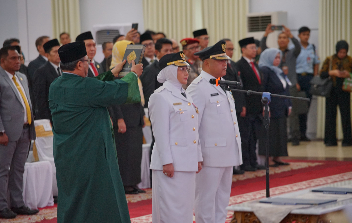 DILANTIK: Bupati dan Wakil Bupati Berau Sri Juniarsih-Gamalis, saat pengambilan sumpah pada pelantikan di Odah Etam, Kantor Gubernur Kaltim, Selasa (15/4). (BAGIAN PROKOPIM SETKAB BERAU UNTUK BP)