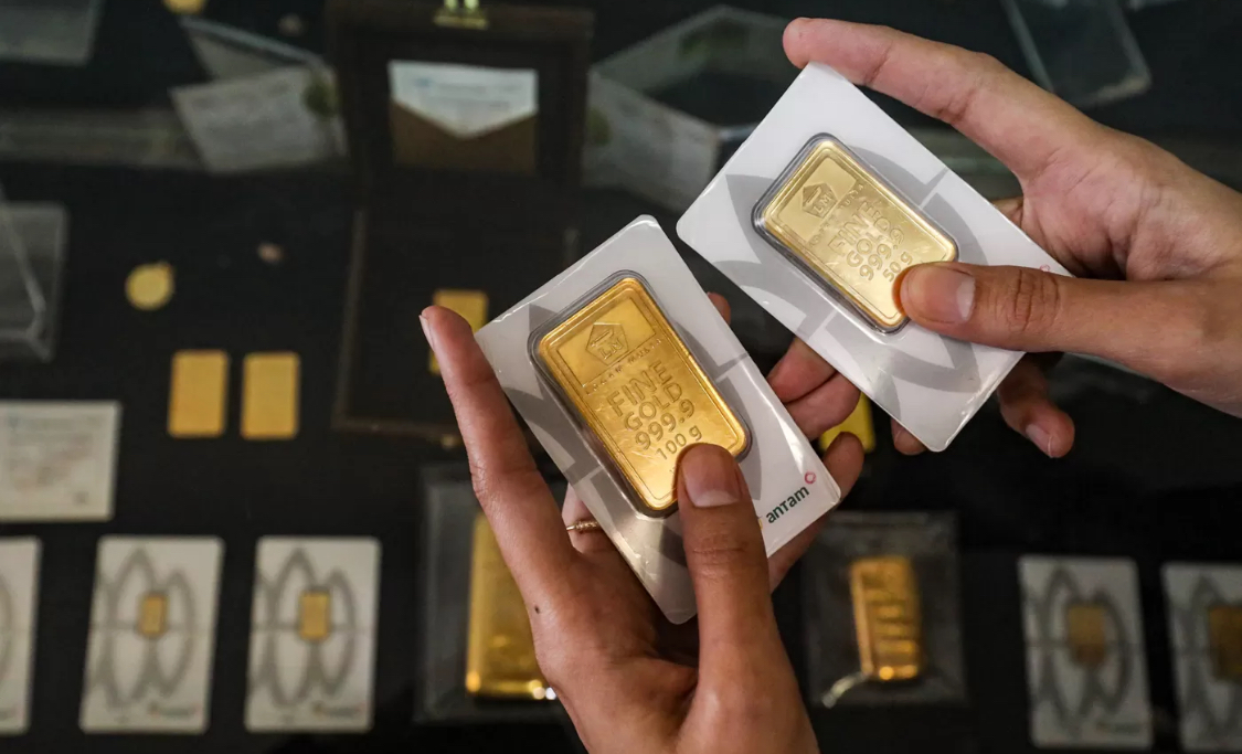 Harga emas logam mulia Antam keluaran PT Aneka Tambang Tbk tercatat naik sebesar Rp 20.000 menjadi Rp 1.916.000 per gram, pada perdagangan Rabu (16/4). (Salman Toyibi/Jawa Pos)