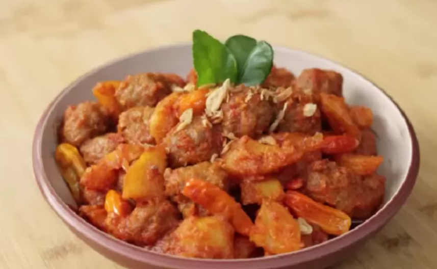 Resep Balado Bola Daging yang Enak dan Bikin Nambah Nasi (foto YouTube Devina Hermawan )