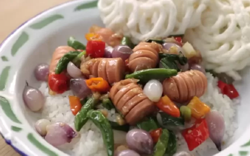 Resep Sosis Oseng Bawang Merah yang Praktis dan Bikin Nagih. (YouTube Devina Hermawan)
