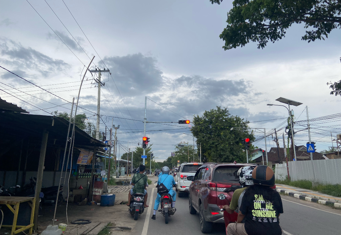 DIPASANG CCTV: Lampu lalu lintas di simpang Jalan Diponogoro menjadi satu-satunya tempat yang saat ini telah dilengkapi kamera pengawas. (ARTA KUSUMA YUNANDA/BP)