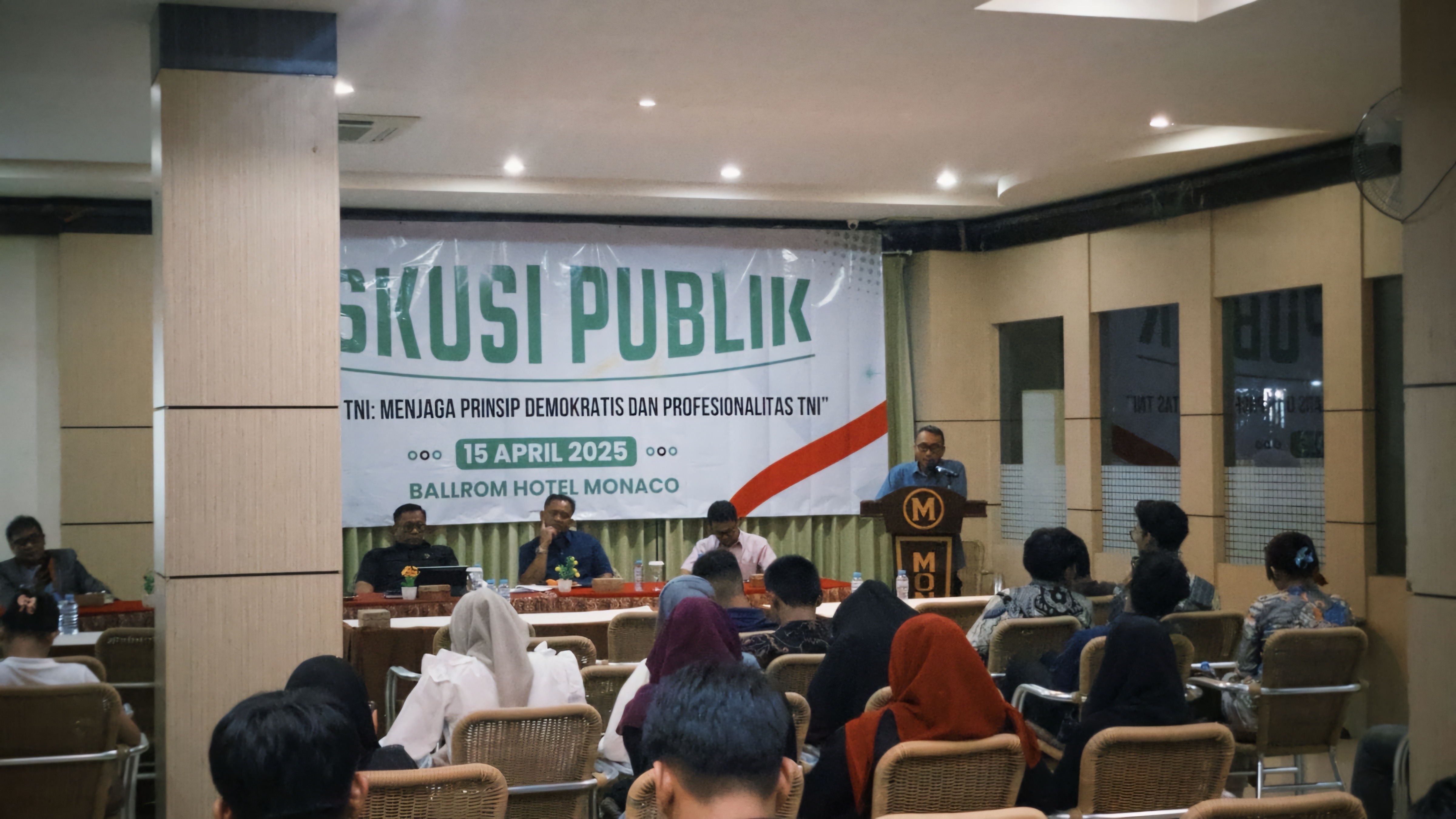 DISKUSI: TNI, mahasiswa dan pengamat hukum diskusi terkait UU TNI secara mendalam. (SEPTIAN ASMADI/HRK)