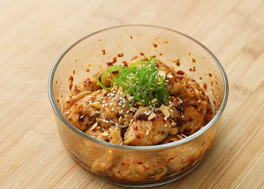 Pangsit chili oil yang gurih dan pedas. (YouTube Devina Hermawan)