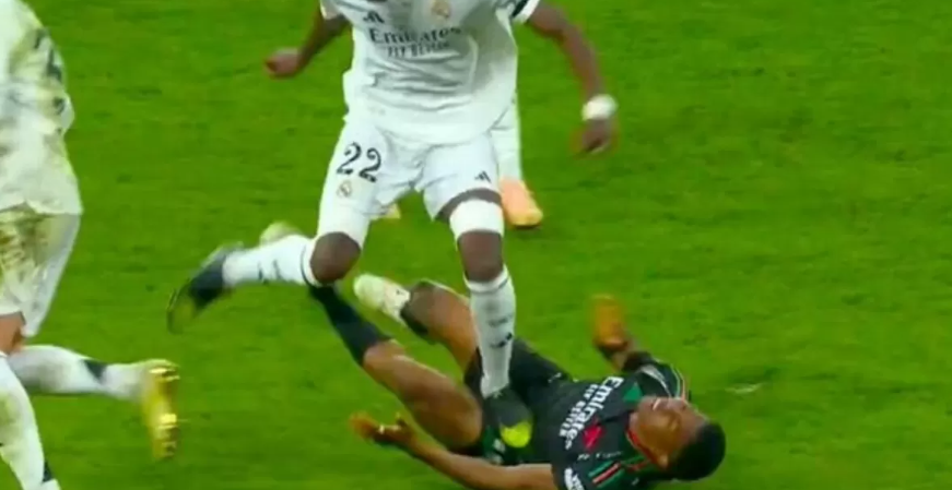 Bek Real Madrid, Antonio Rudiger, terlihat menginjak perut bek muda Arsenal, Myles Lewis-Skelly di Liga Champions. (Dok. Liga Champions)