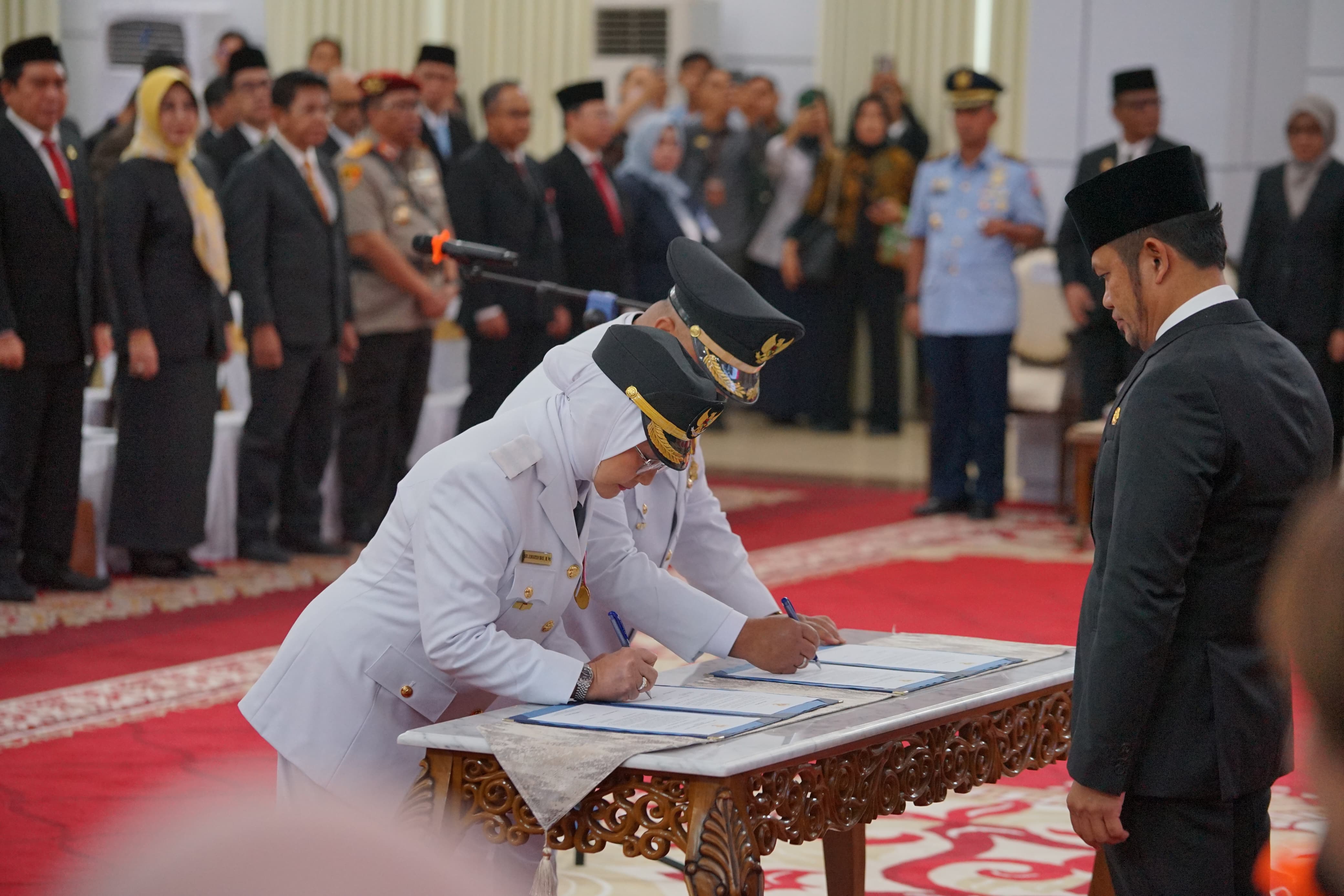 DILANTIK: Bupati dan Wakil Bupati Berau Sri Juniarsih dan Gamalis saat dilantik oleh Gubernur Kaltim Rudy Mas&rsquo;ud beberapa waktu lalu. (BERAU POST)