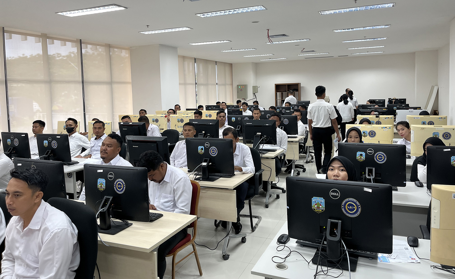 SELEKSI CAT: Peserta CASN saat mengikuti tahapan seleksi menggunakan sistem CAT, beberapa waktu lalu.  (HRK)