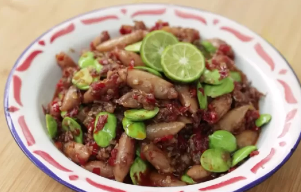 Resep Oseng Cumi Pete yang Bikin Nagih. (YouTube Devina Hermawan)