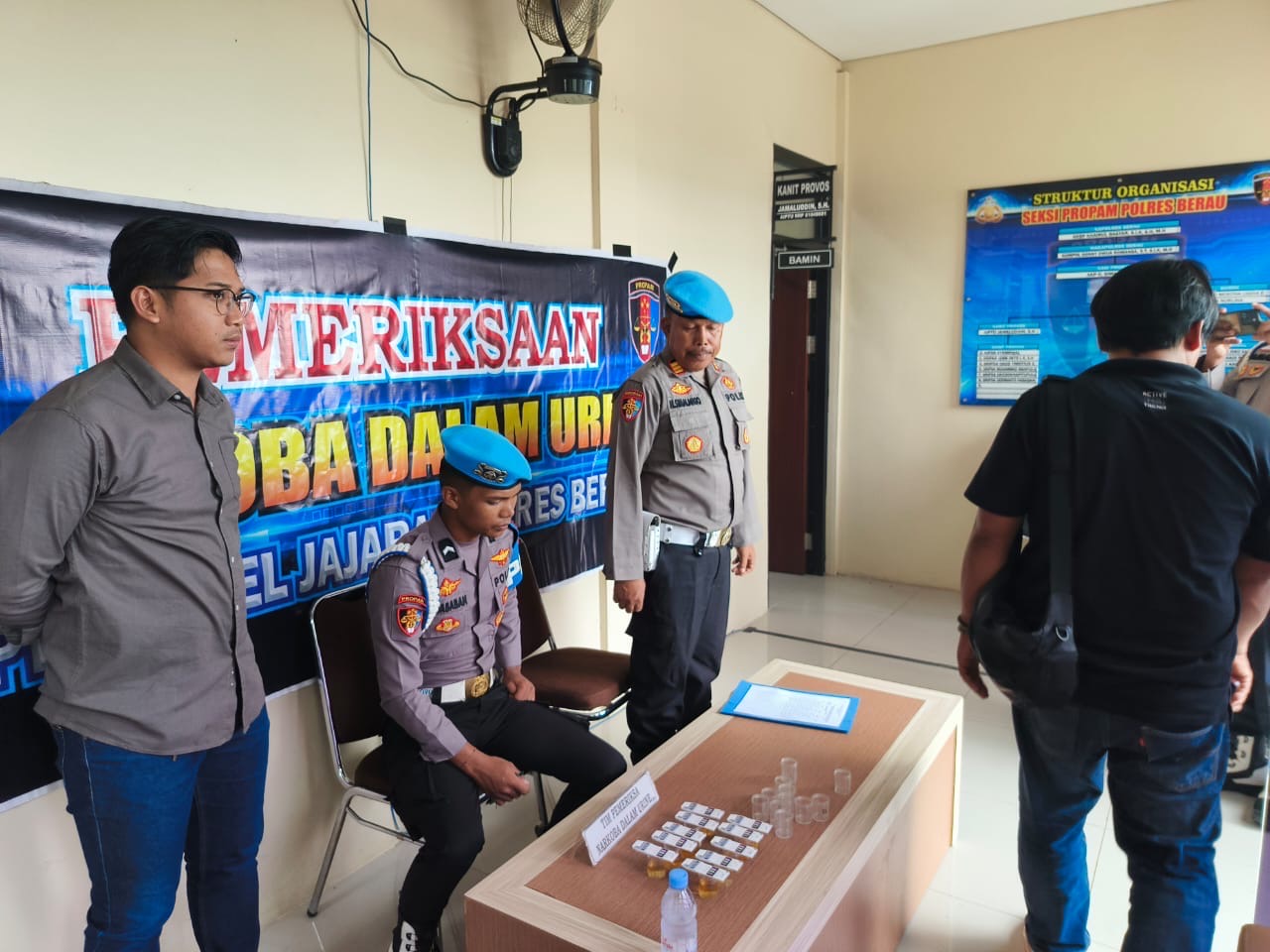 TES URINE: Sipropam Polres Berau saat melakukan tes urine kepada personel. (ARTA KUSUMA YUNANDA/BP)