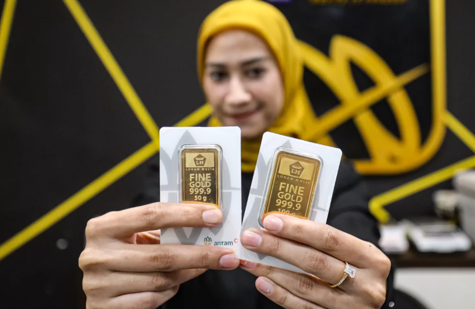 Petugas menunjukkan emas Antam di Butik Emas Logam Mulia PT. Aneka Tambang (Antam) di kantor pusat Jalan TB. Simatupang, Jakarta. (Salman Toyibi/Jawa Pos)