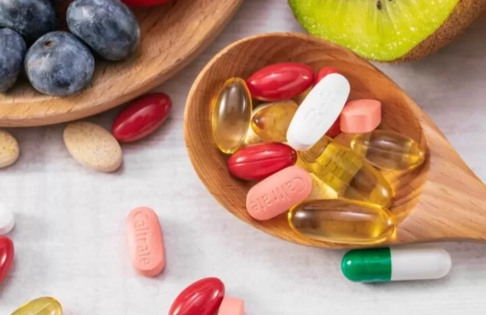 Ilustrasi vitamin B kompleks yang tak hanya berguna untuk kesehatan fisik, tetapi juga mental. (freepik/ wirestock)