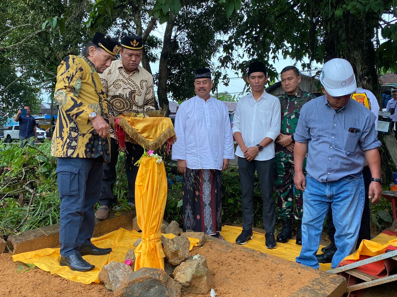 MULAI DIBANGUN: Groundbreaking pembangunan jembatan baru di Tenggarong berupa peletakan batu dan tempong tawar. (DISKOMINFO UNTUK BP)