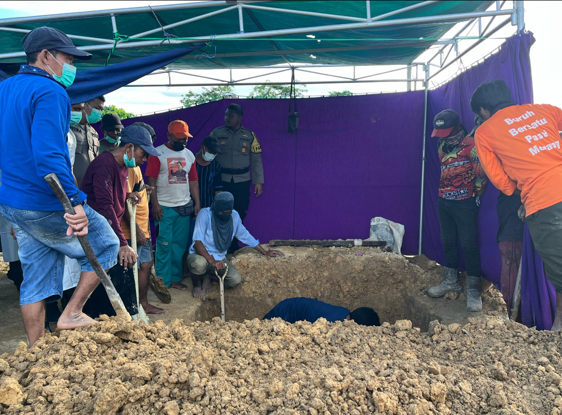 BONGKAR MAKAM: Polresta Bulungan lakukan pembongkaran makam untuk melakukan autopsi guna memastikan penyebab kematian AKG.  (FAISAL/HRK)