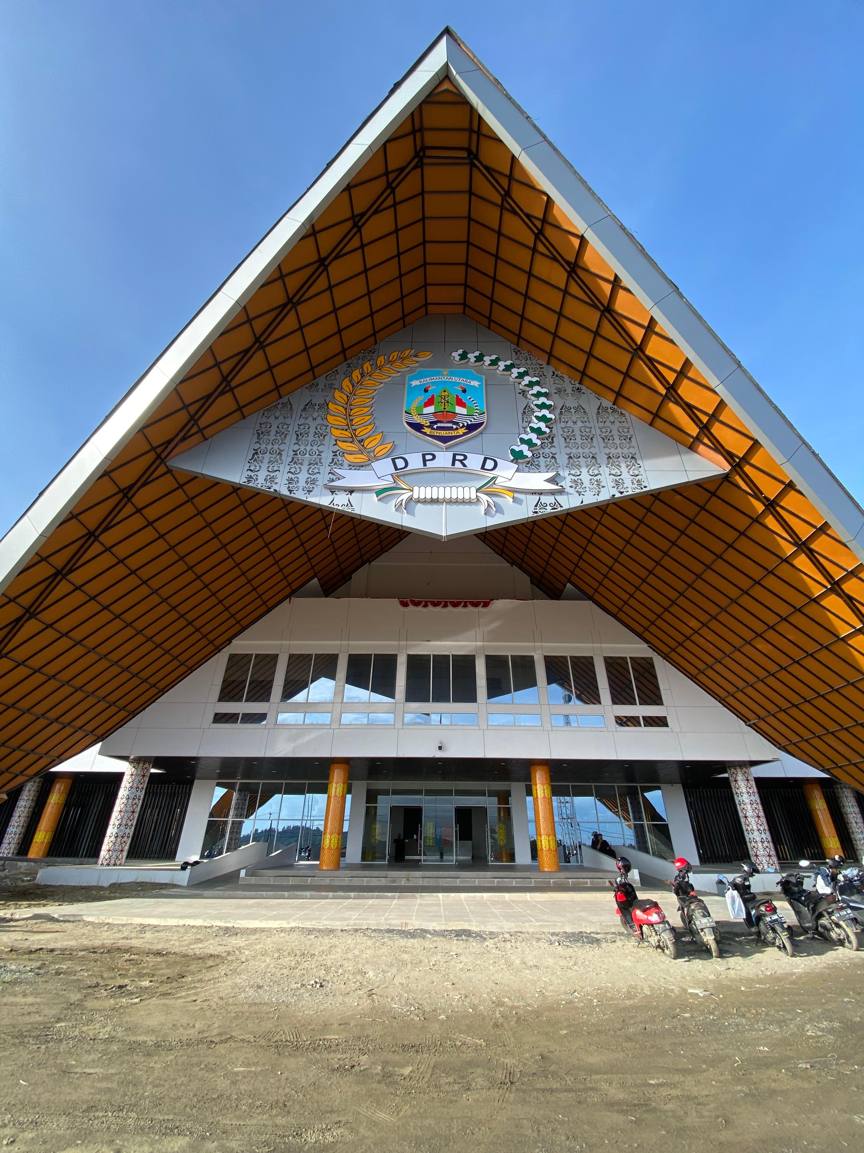 MINTA SEGERA DIRAMPUNGKAN: Pengerjaan Gedung DPRD Kaltara masih menyisakan beberapa pekerjaan interior dan eksterior.  (HRK)
