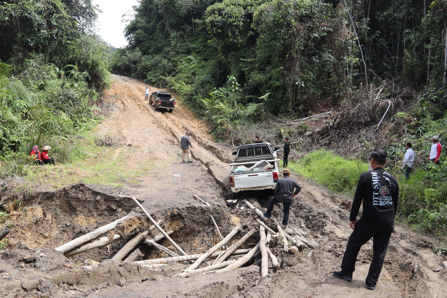 PERLU PENANGANAN: Kondisi jalan yang menghubungkan Desa Long Nawang, Kecamatan Kayan Hulu menuju Data Dian, Kecamatan Kayan Hilir, ditemukan sejumlah ruas jalan yang rusak parah. (HRK)