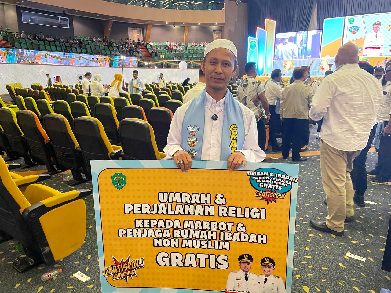 TERSENYUM LEBAR: Marbut Masjid Fathul Khair, Junaidi saat menerima hadiah umrah gratis dari Pemprov Kaltim. Dirinya akan berangkat bersama puluhan hingga ratusan marbut di Kaltim. (DISKOMINFO UNTUK BP