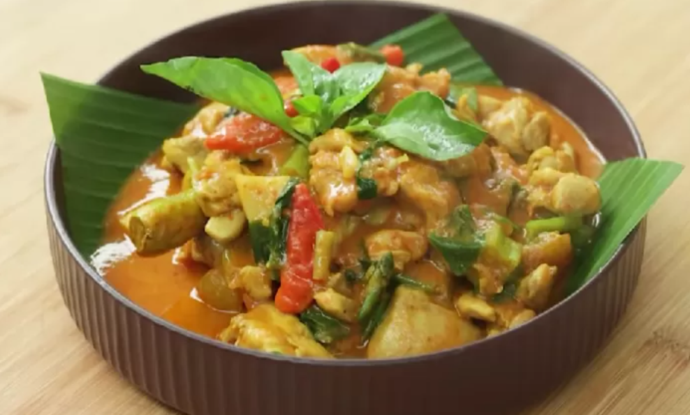 Resep Ayam Oseng Bumbu Pepes yang Enak dan Praktis (foto YouTube Devina Hermawan)