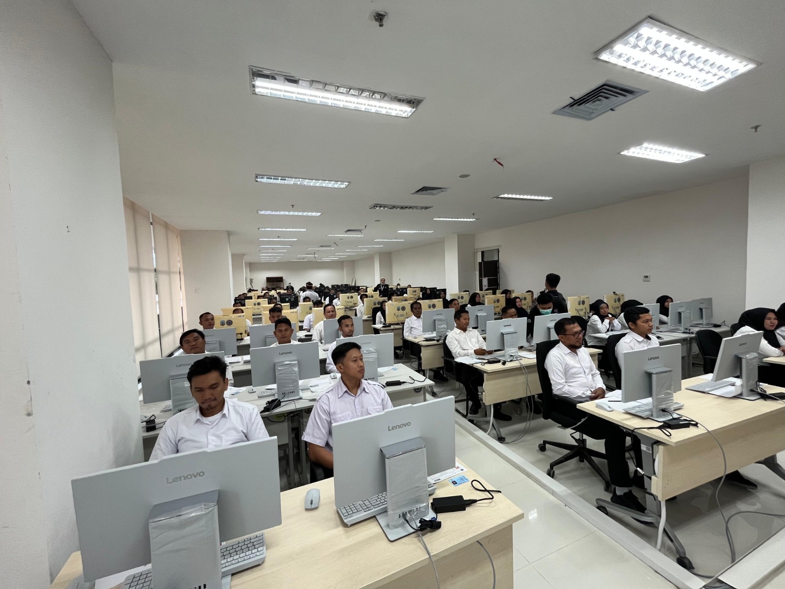 TINGGAL DILANTIK: Peserta CPNS yang mengikuti tahapan seleksi menggunakan CAT, pada tahun lalu. (HRK)