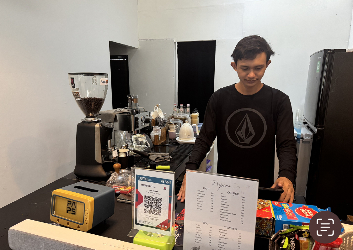 PENGGUNAAN QRIS: Salah satu kedai kopi di Tarakan masih mengandalkan QRIS sebagai alat pembayaran. (HRK)