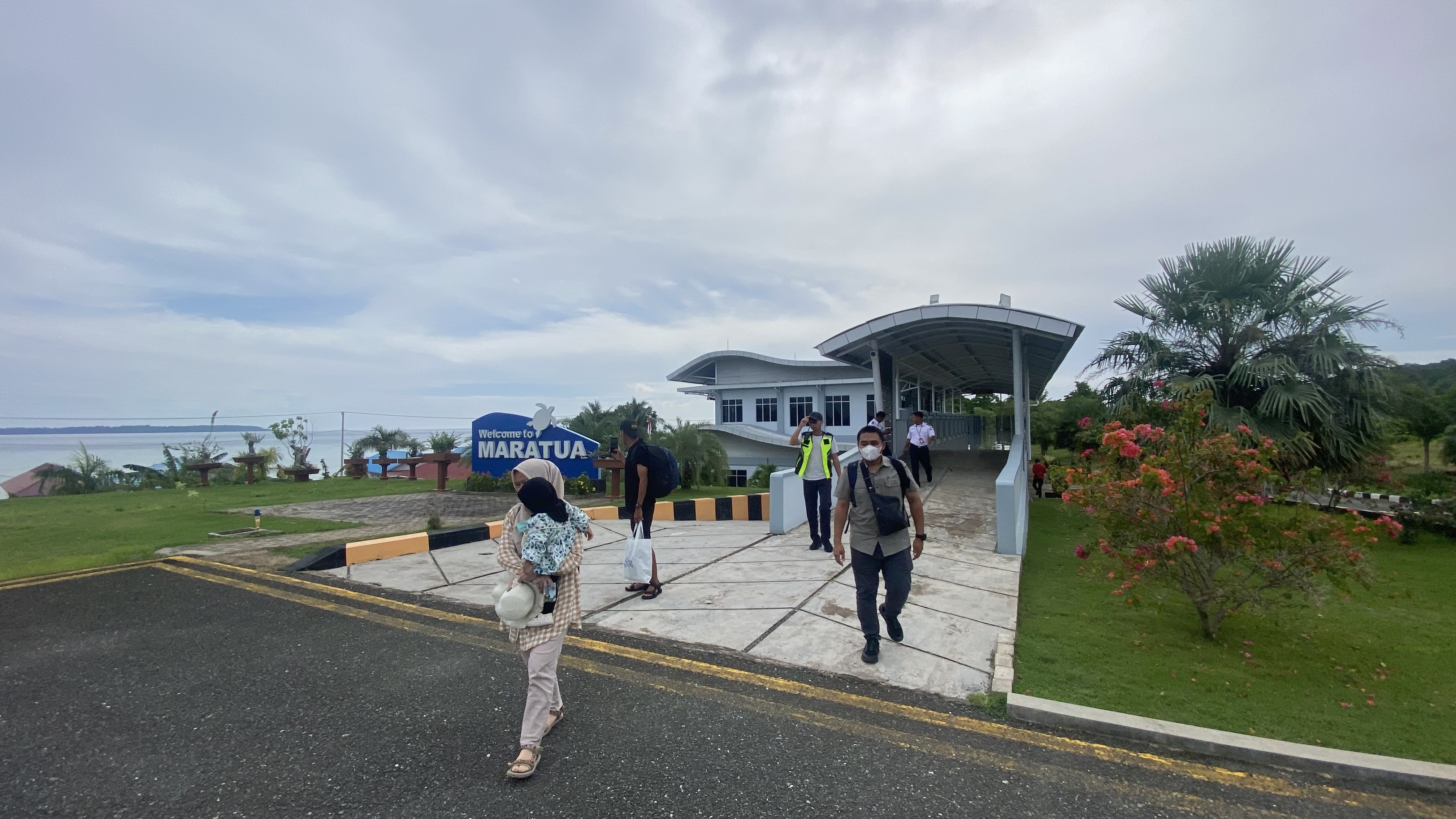 UPAYAKAN KONEKTIVITAS: Manajemen Bandara Kalimarau terus pantau potensi pariwisata Maratua agar digunakan untuk menarik maskapai lainnya masuk dan melakukan penerbangan domestik. (SENO/BP)