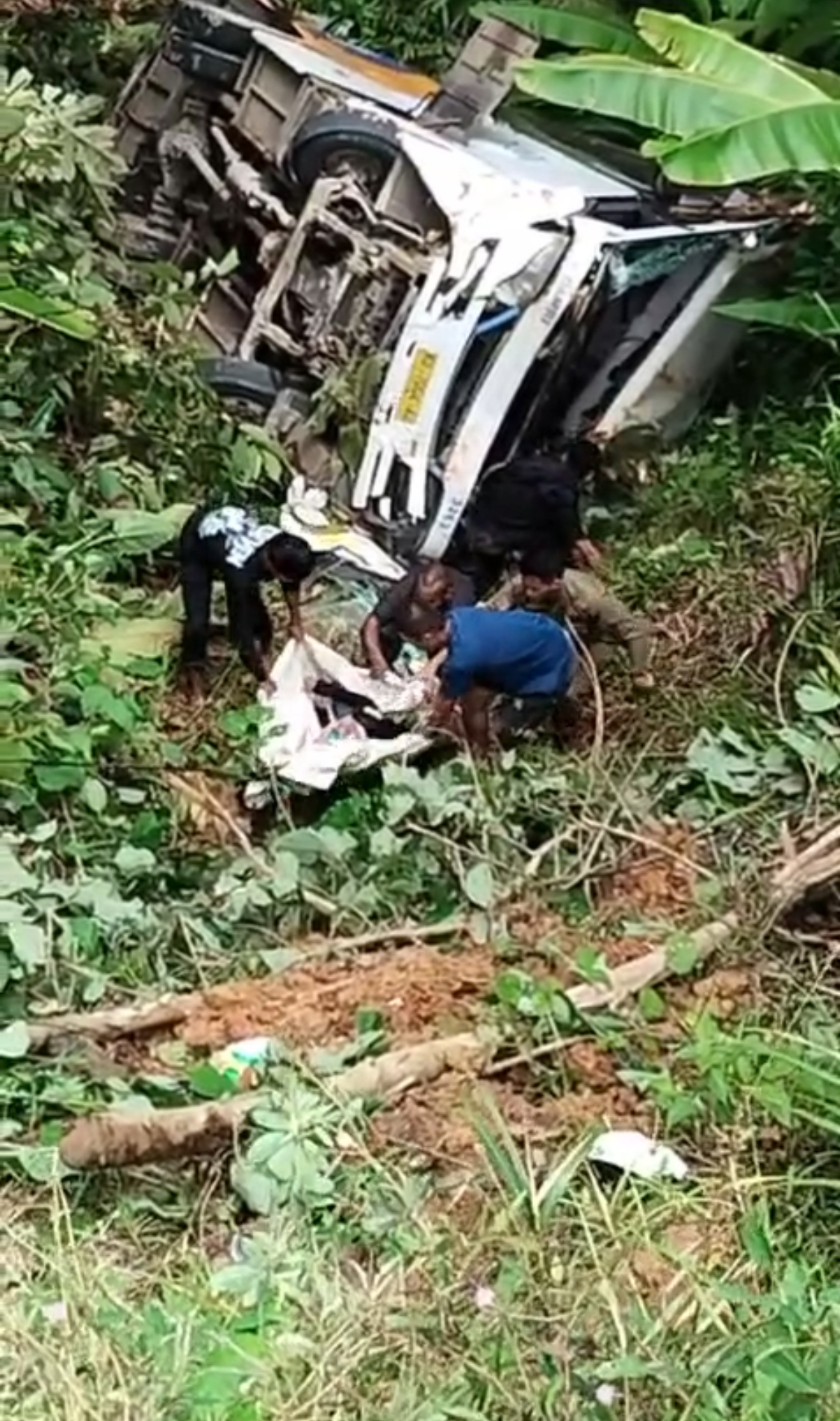 EVAKUASI: Sejumlah warga melakukan evakuasi penumpang saat terjadi kecelakaan bus Damri rute Malinau - Tana Tidung. (HRK)