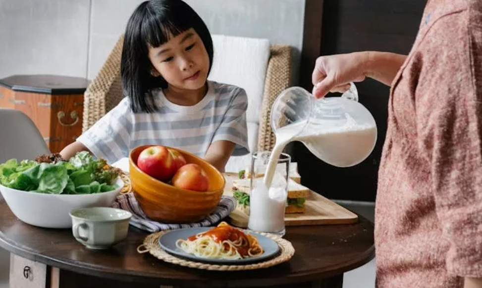 Ilustrasi seorang anak kecil yang makan buah (Dok. Pexels)