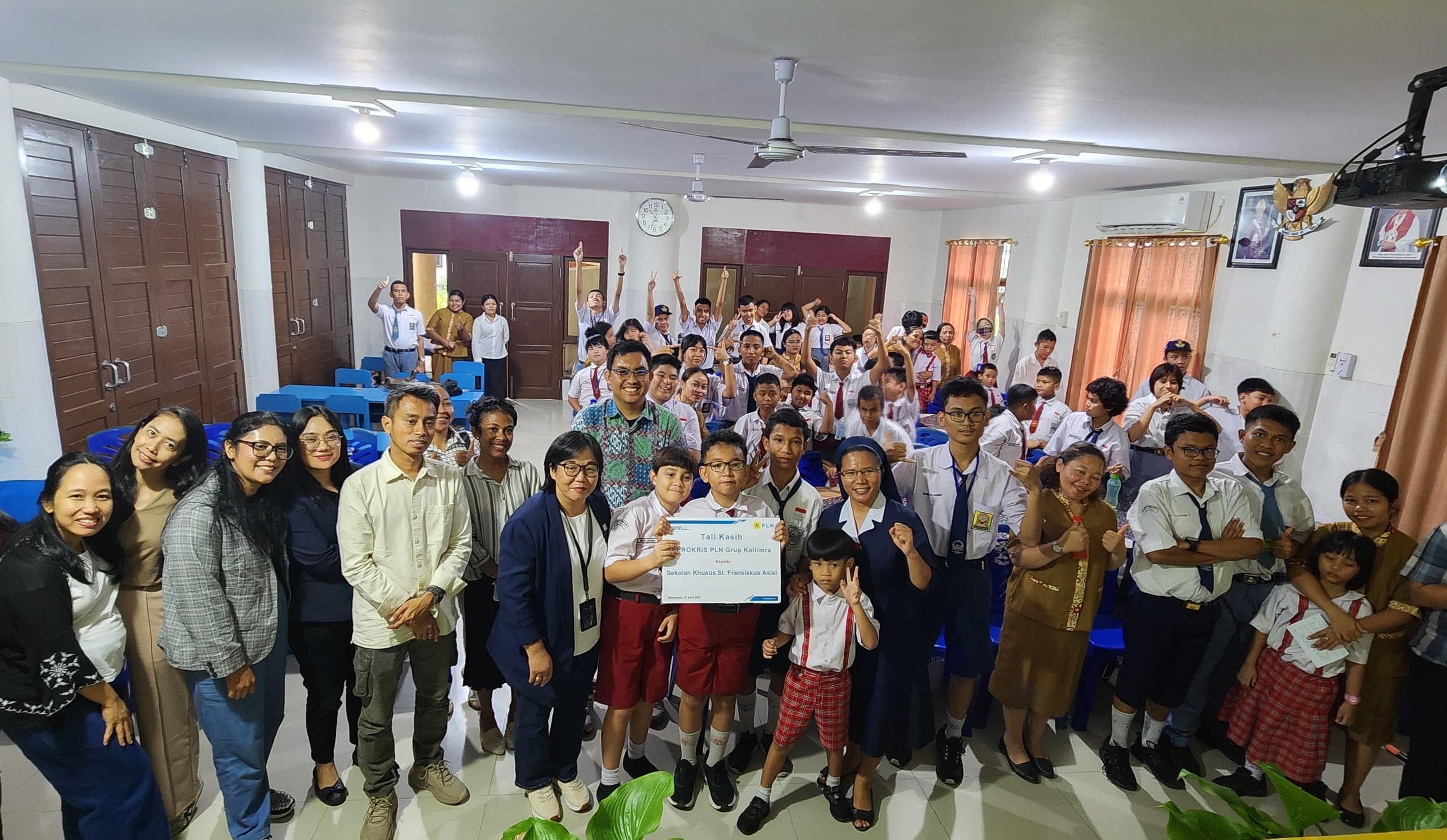 BERBAGI KASIH: PLN UID Kaltimra bersama PLN Group Balikpapan menyalurkan bantuan tali kasih ke Sekolah Khusus Fransiskus Asisi dan Panti Asuhan Tabitha di Balikpapan. (PLN UID KALTIMRA UNTUK BP)