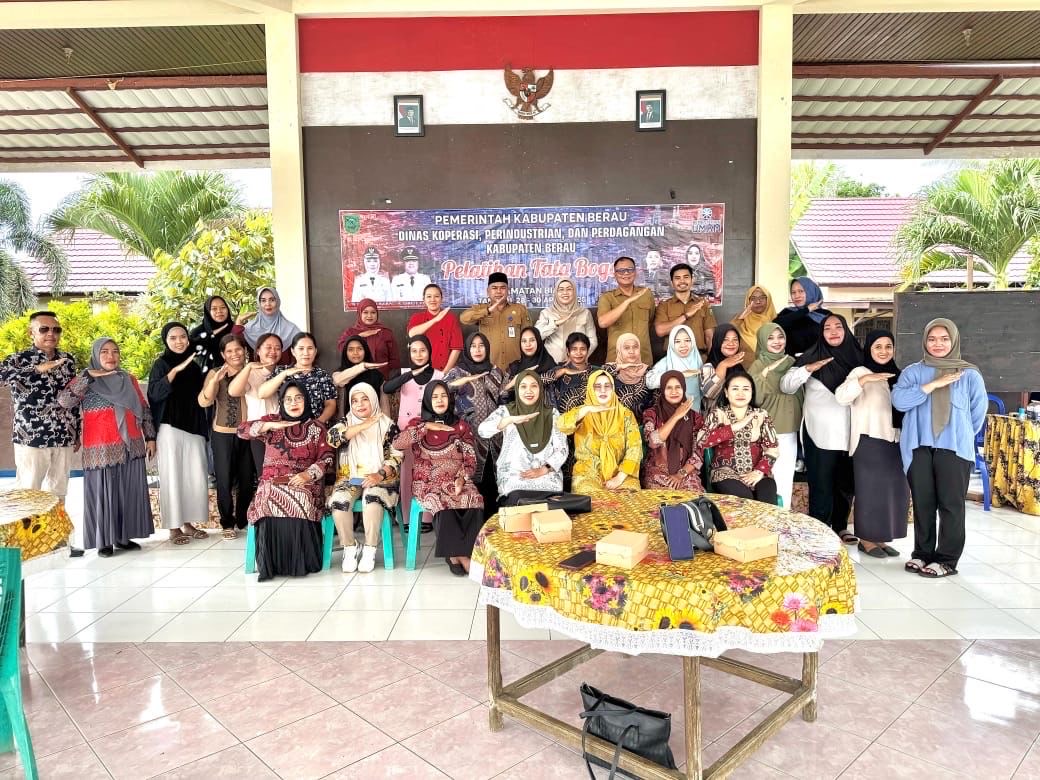 PELATIHAN: Sebanyak 25 warga di Kecamatan Biatan mengikuti pembelajaran tata boga yang diselenggarakan oleh Diskoperindag Berau. (DISKOPERINDAG BERAU UNTUK BERAU POST)