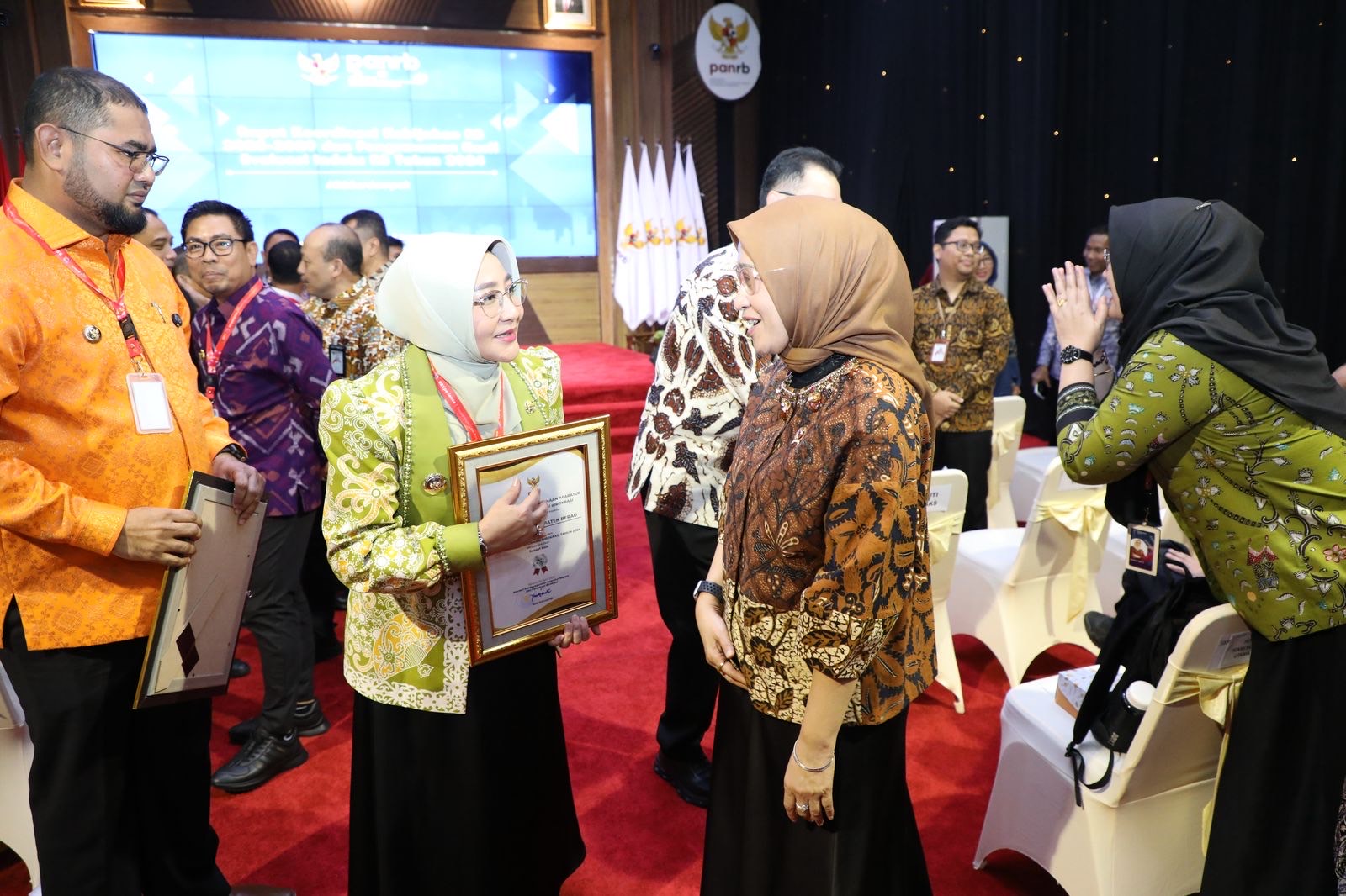 TERIMA PENGHARGAAN: Bupati Berau Sri Juniarsih, menerima penghargaan yang langsung diserahkan Menteri PANRB, Rini Widyanti, atas capaian Reformasi Birokrasi di Pemkab Berau. (RADIAN NOOR UNTUK BP)