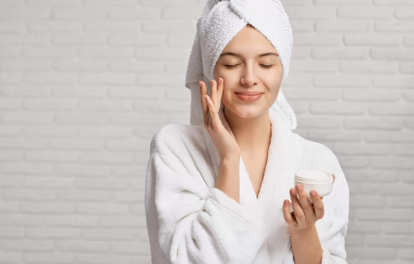 Ilustrasi perawatan kulit setelah mandi (Freepik)