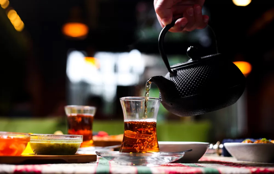 ilustrasi Hindari Kebiasaan Ini! Minum Teh Setelah Makan Bisa Menghambat Penyerapan Nutrisi dalam Tubuh. (freepik)