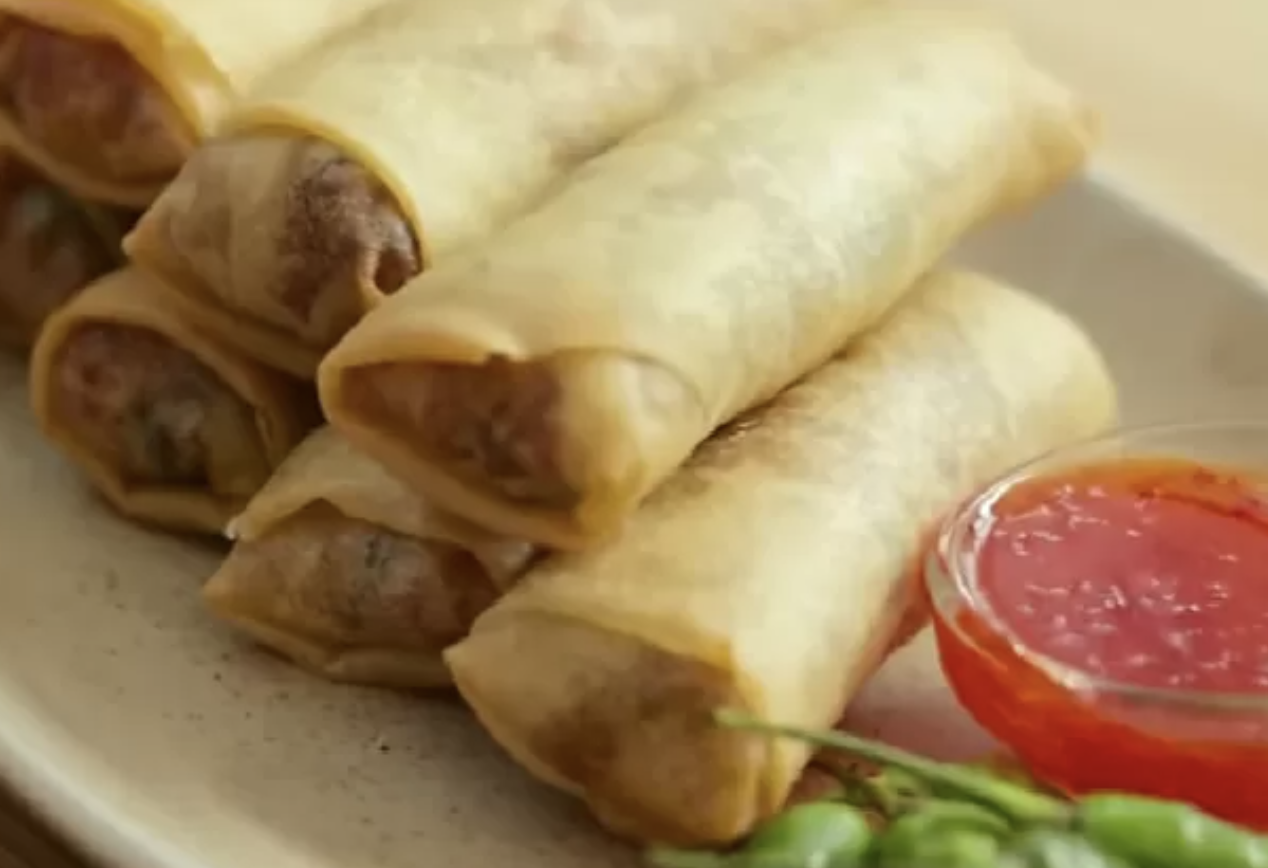 Resep Lumpia Goreng Ayam Jamur yang Cocok Jadi Camilan (foto: YouTube Devina Hermawan)