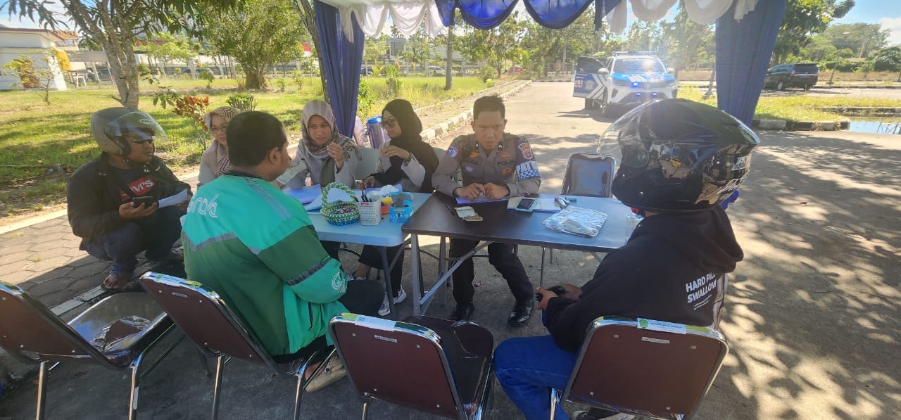 DIPERIKSA: Beberapa pengendara yang terjaring razia saat diperiksa kelengkapan dokumen dan lainnya. (ARTA KUSUMA YUNANDA/BP)