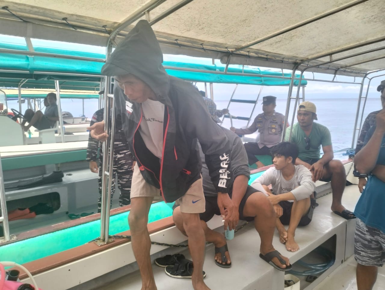 PENCARIAN: Tim gabungan saat melakukan pencarian korban yang hilang saat diving di perairan Pulau Kakaban kemarin. (POLSEK MARATUA UNTUK BERAU POST)