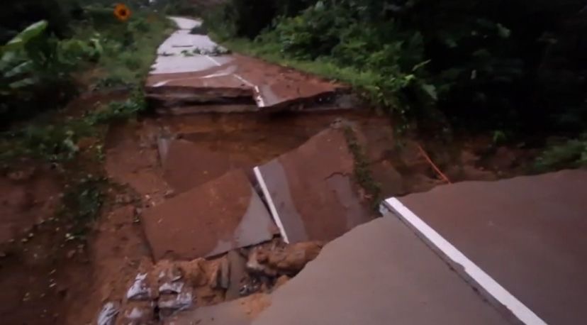 TERPUTUS: Jalan Poros Tanjung Redeb-Talisayan di ruas jalan antara Gunung Padai dan Mangkajang terputus, akses masyarakat terhenti. (WARGA UNTUK BERAU POST)