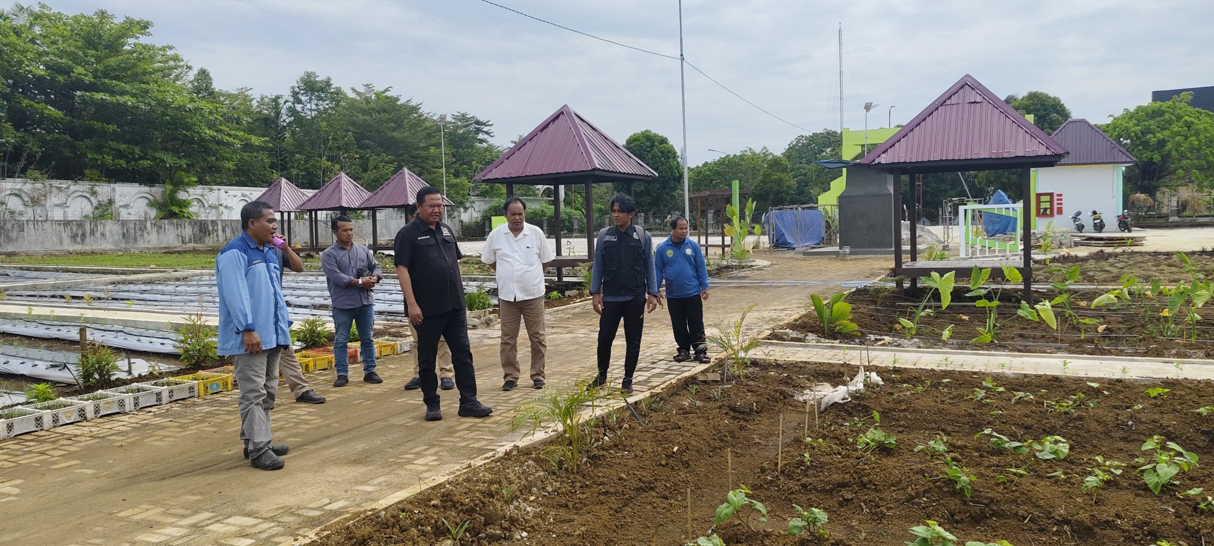 TINJAU LOKASI : Wakil Ketua I DPRD Kaltim, Ekti Imanuel, saat melakukan monitoring Lokasi Fieldtrip PEDA XI KTNA 2025 di Kubar. (HUMAS DPRD KALTIM UNTUK BERAU POST)