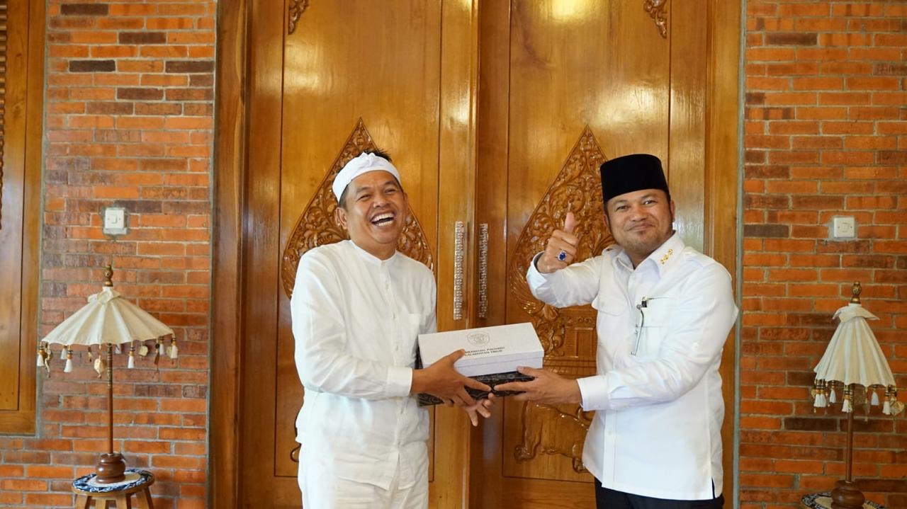 AKRAB: Gubernur Harum dan Gubernur Jawa Barat Dedi Mulyadi (KDM) menunjukkan keakraban mereka. KDM akan ke Kaltim untuk menyusun sejarah Kutai-Tarumanegara. (ADPIMPROV KALTIM)