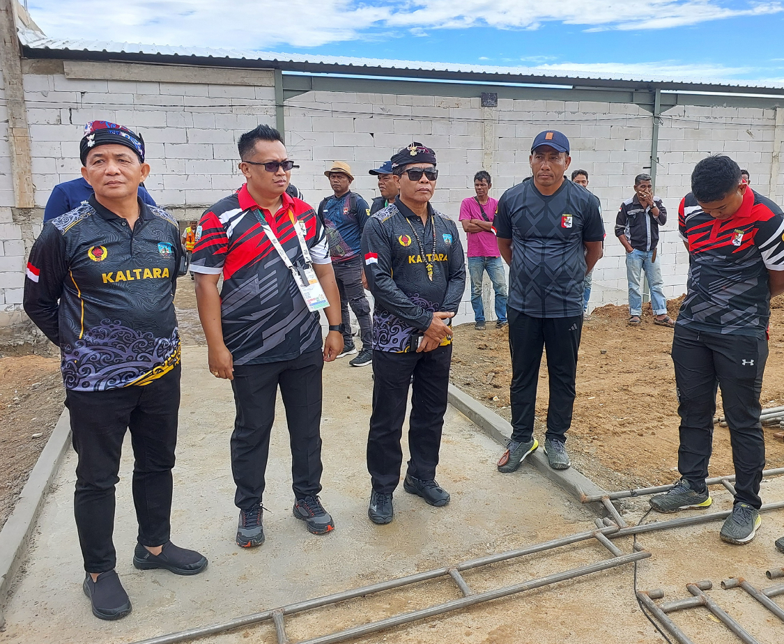 TINJAU KESIAPAN ATLET: Ketua KONI Kaltara Muhammad Nasir (paling kiri) saat meninjau atlet menembak Kaltara di ajang PON XXI Aceh-Sumut 2024. (HRK)