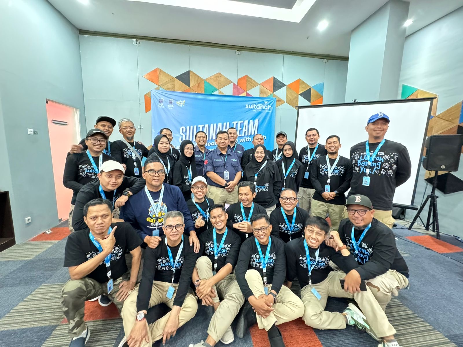 PENINGKATAN KAPASITAS: TL dan staf pendukung PT Sultanah Nafisah Mandiri foto bersama di tengah kegiatan yang dilaksanakan selama dua hari di Jakarta. (PT SULTANA NAFISAH MANDIRI UNTUK BERAU POST)