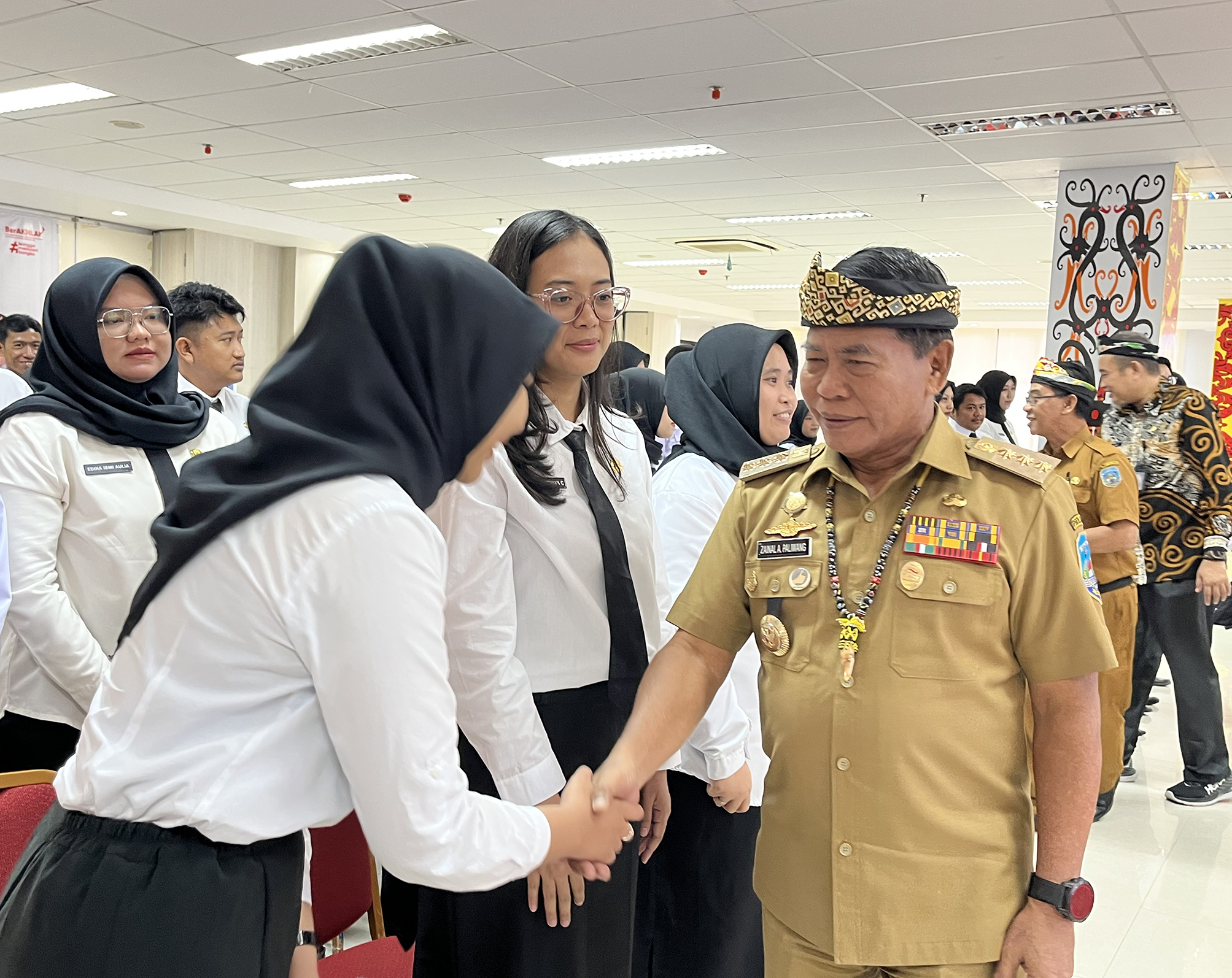 SK CPNS: Gubernur Kaltara Zainal Arifin Paliwang (kanan) memberikan ucapan selamat kepada CPNS yang baru terima SK pengangkatan, Selasa (6/5).  (FAISAL)