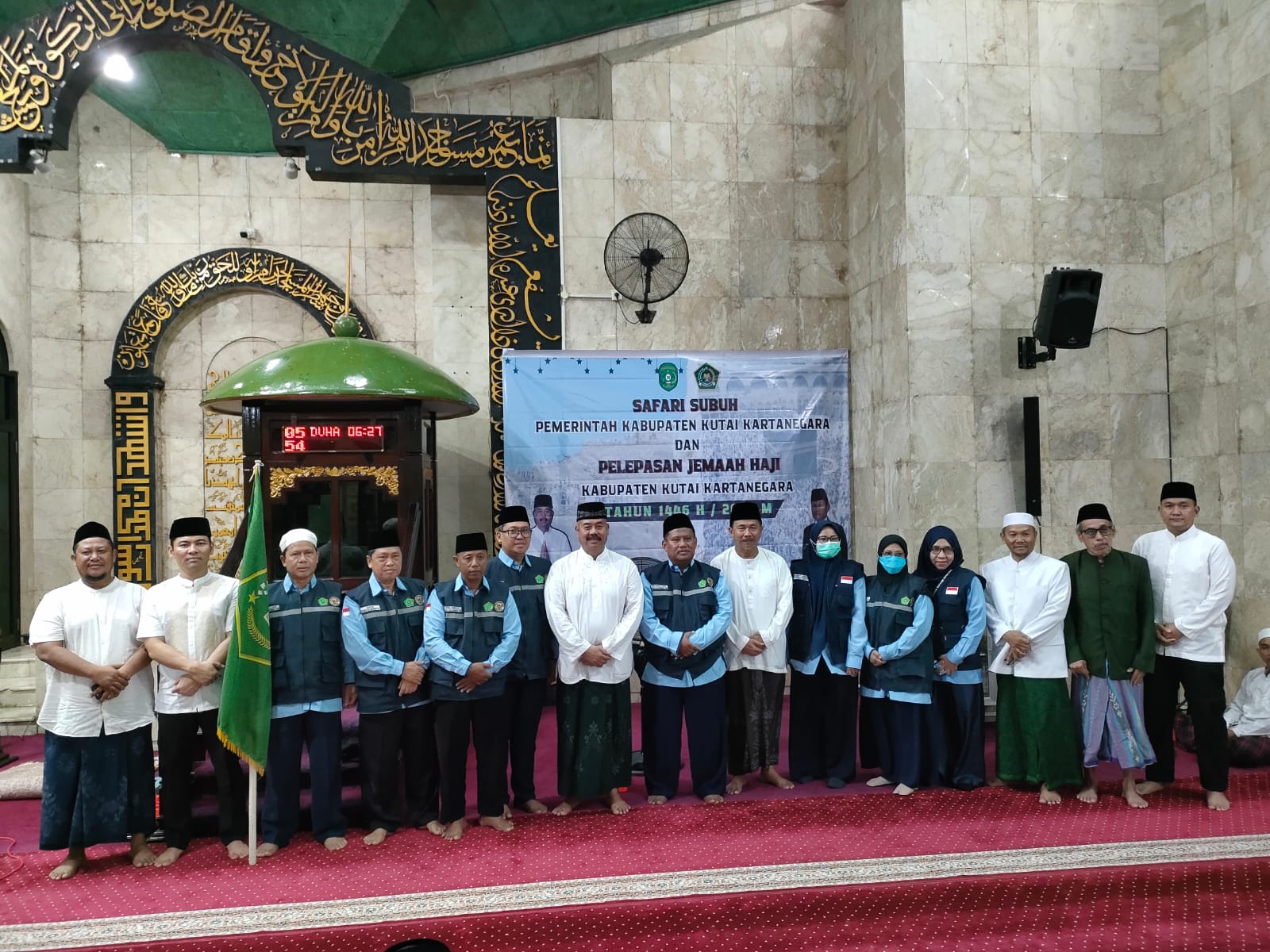 SIMBOLIS: Bupati Kukar Edi Damansyah melepas para calon jemaah haji asal Tenggarong di Masjid Agung SAMS.(DISKOMINFO KUKAR UNTUK BERAU POST)