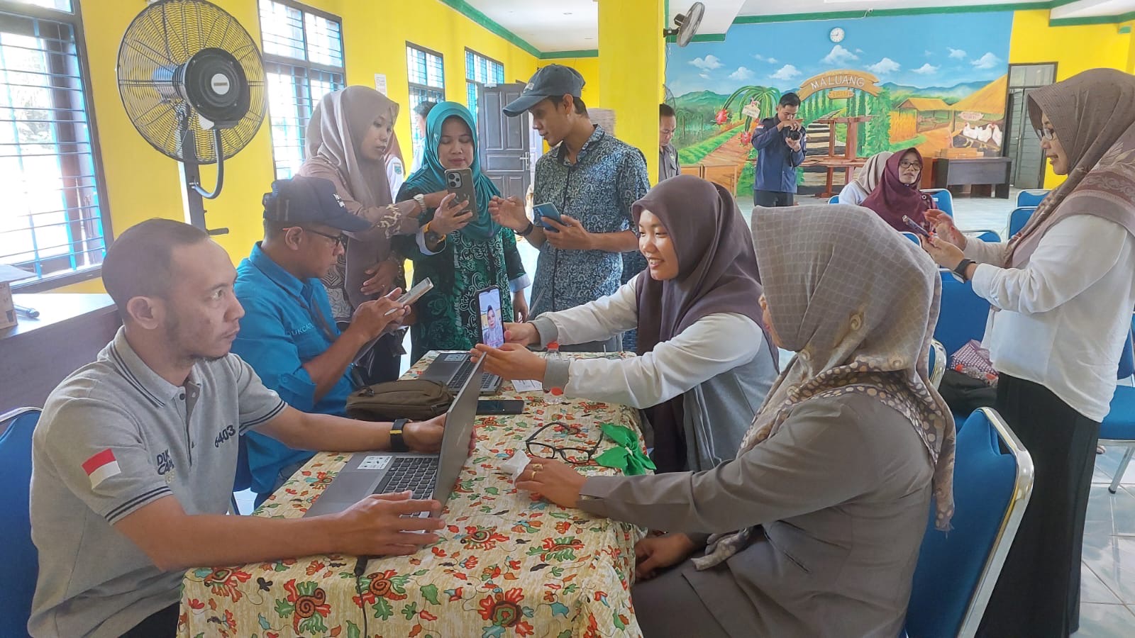 JEMPUT BOLA: Disdukcapil saat melakukan kegiatan adminstrasi kepada masyarakat kemarin. (ARTA KUSUMA YUNANDA/BP)