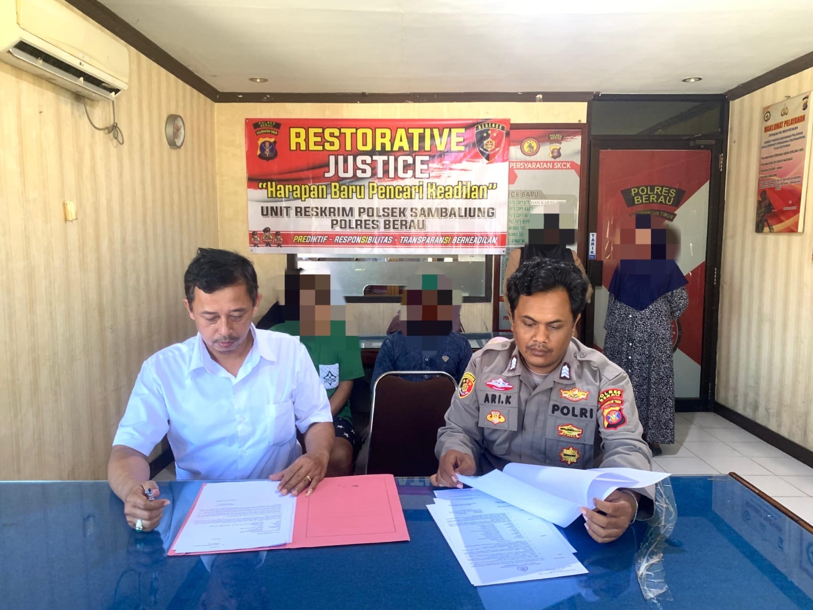 SALING MEMAAFKAN: Polsek Sambaliung kembali menunjukkan komitemannya dalam memfaslitasi kasus pencurian dengan jalur Restorative Justice. (HUMAS POLRES BERAU UNTUK BERAU POST)