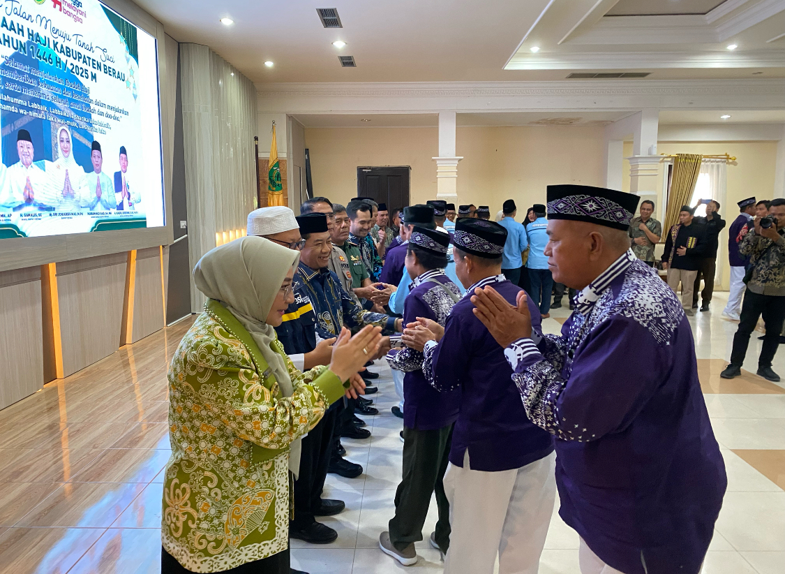 PELEPASAN: Sebanyak 153 jemaah haji Berau dilepas Bupati Berau Sri Juniarsih, Kamis (8/5). (IZZA/BP)