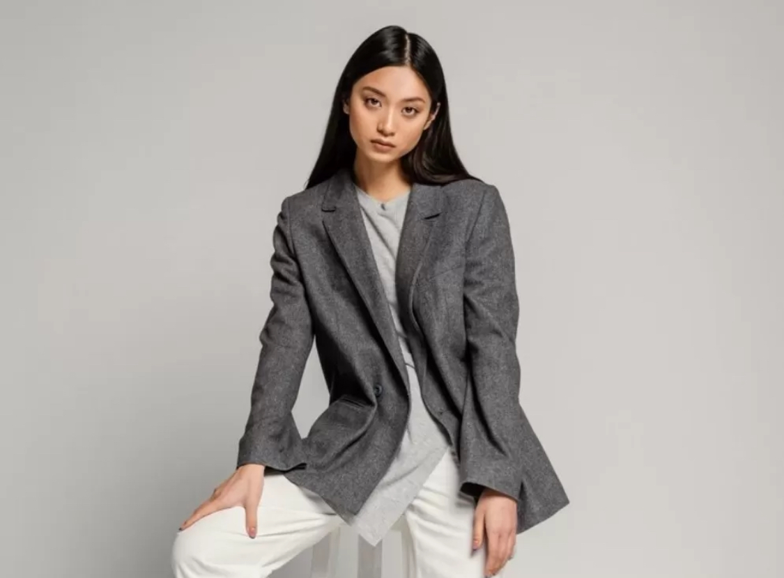 Inspirasi outfit dengan menggunakan warna monokrom (Anonim/Freepik)