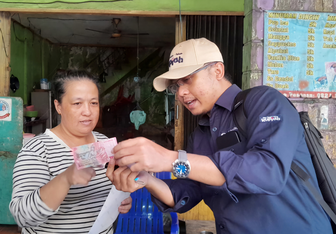 SOSIALISASI UANG ASLI: Perwakilan KPwBI Kaltara sosialisasi uang asli di Pasar Gusher Tarakan, Rabu (7/5) lalu. (SEPTIAN ASMADI/HRK)